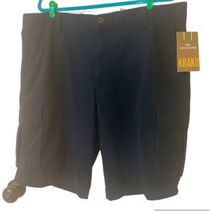 Dockers men’s 40” waist NWT. Navy blue cargo shorts. Smoke free home.